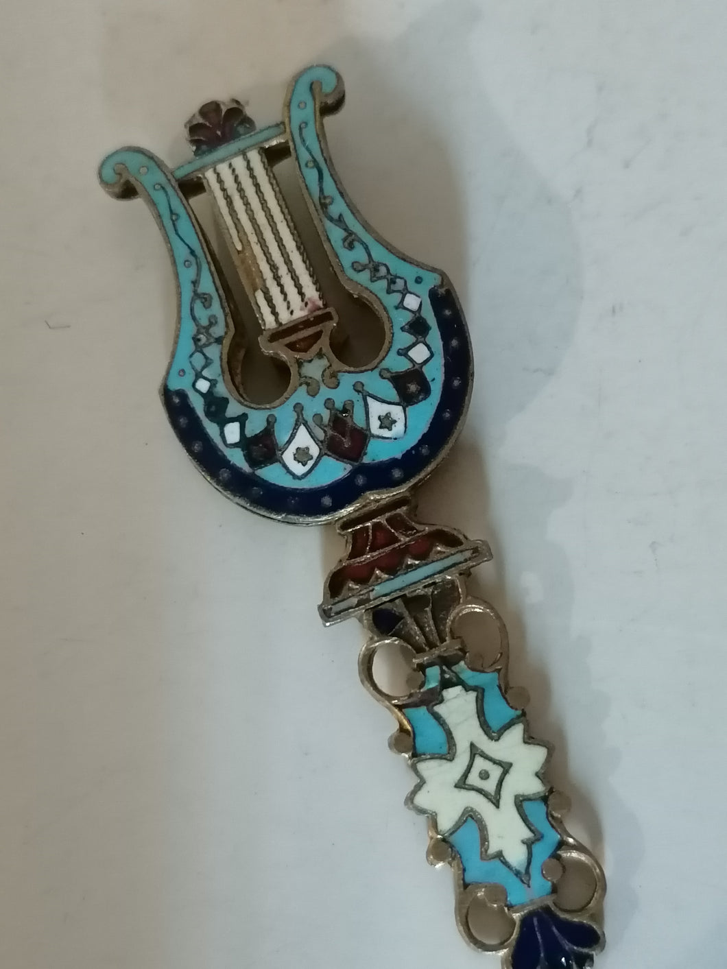 Lyre en bronze émailé. Peut être servie comme pendentif. 