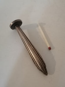 Cachet art Déco avec manche en argent. 