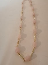 Charger l&#39;image dans la galerie, Collier quartz rose et métal doré. 
