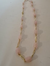 Charger l&#39;image dans la galerie, Collier quartz rose et métal doré. 
