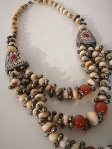 Collier ethnic en pierre, os et argenté 