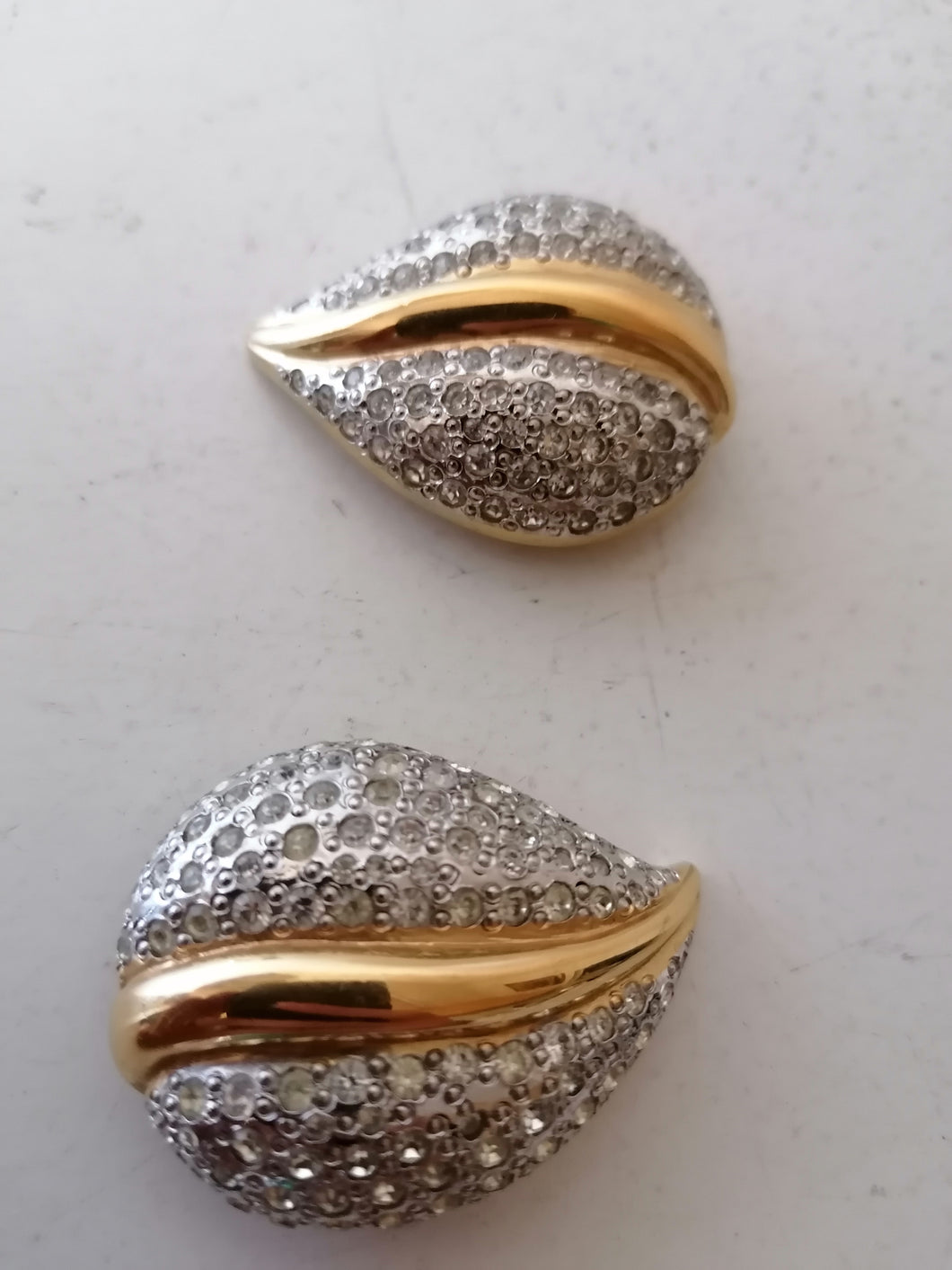 Valentino vintage paire de clip d'oreille doré original. 
