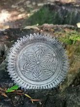 Charger l&#39;image dans la galerie, Petite assiète en filigrane d&#39;argent, très belle qualité.
