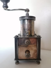 Charger l&#39;image dans la galerie, Rare et magnifique moulin à café. Fabrication artisanale de ferronnier. Argenté et acier dans le style Louis XVI. XXème 
