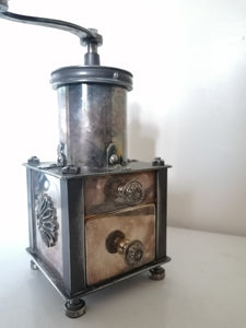 Rare et magnifique moulin à café. Fabrication artisanale de ferronnier. Argenté et acier dans le style Louis XVI. XXème 