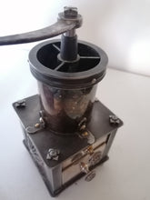 Charger l&#39;image dans la galerie, Rare et magnifique moulin à café. Fabrication artisanale de ferronnier. Argenté et acier dans le style Louis XVI. XXème 
