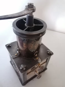 Rare et magnifique moulin à café. Fabrication artisanale de ferronnier. Argenté et acier dans le style Louis XVI. XXème 