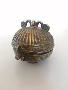 Boîte orientale ancienne  en laiton 