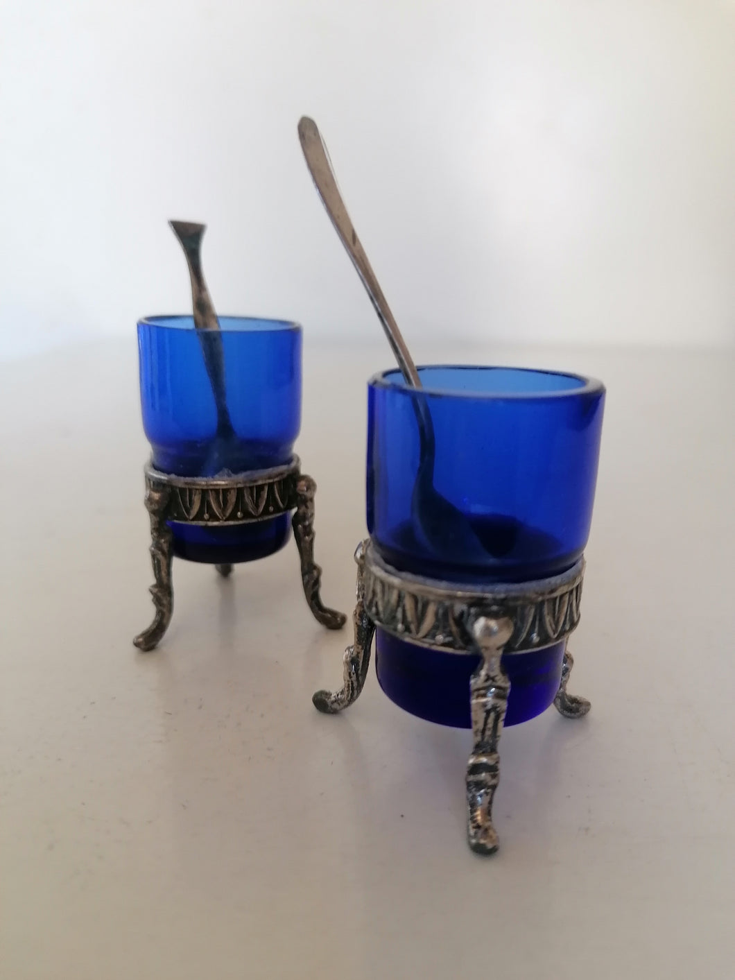 Paire de salière en argent massif et verre bleu. 