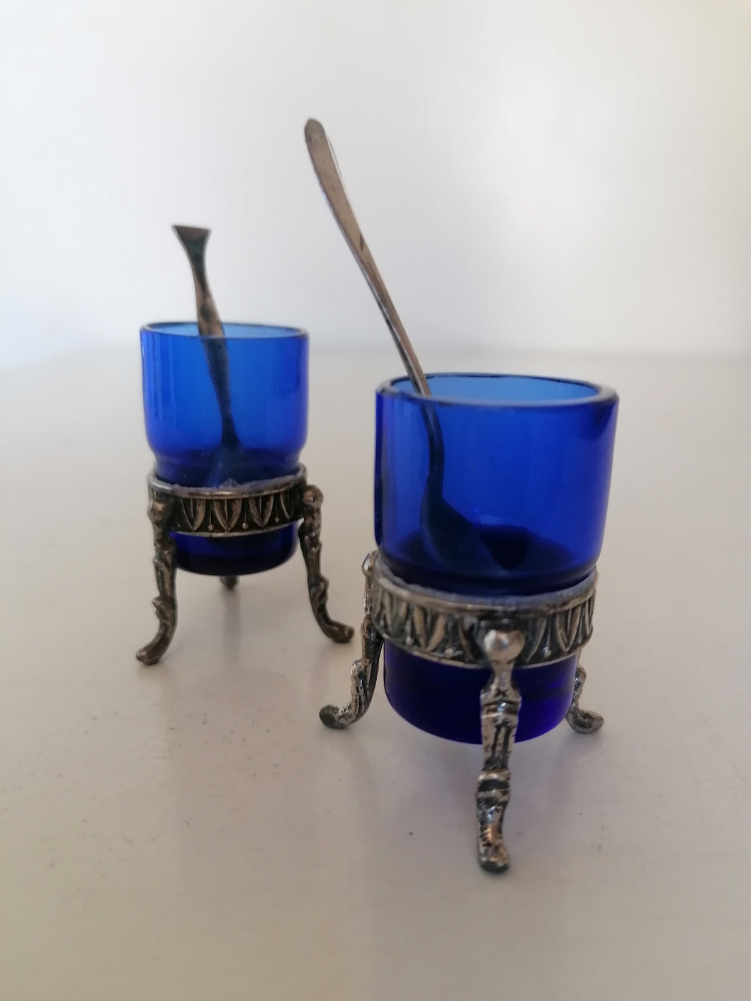 Paire de salière en argent massif et verre bleu. 