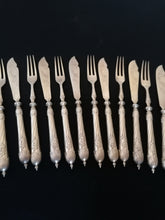 Charger l&#39;image dans la galerie, Magnifique service à dessert en argent doré Allemand , orfèvre Wilkens  vers 1900.
