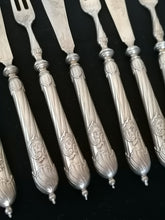 Charger l&#39;image dans la galerie, Magnifique service à dessert en argent doré Allemand , orfèvre Wilkens  vers 1900.
