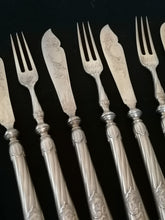 Charger l&#39;image dans la galerie, Magnifique service à dessert en argent doré Allemand , orfèvre Wilkens  vers 1900.
