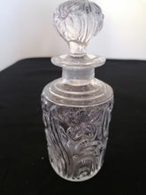 Charger l&#39;image dans la galerie, Flacon à parfum en cristal de St Louis modèle fleurs de violette. 
