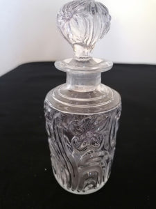 Flacon à parfum en cristal de St Louis modèle fleurs de violette. 