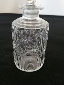 Flacon à parfum en cristal de St Louis modèle fleurs de violette. 
