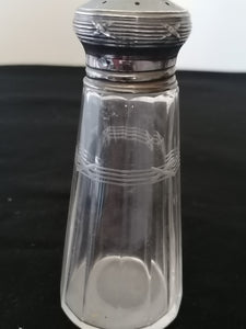 Sucrier en cristal et argent, poinçons minerve. 