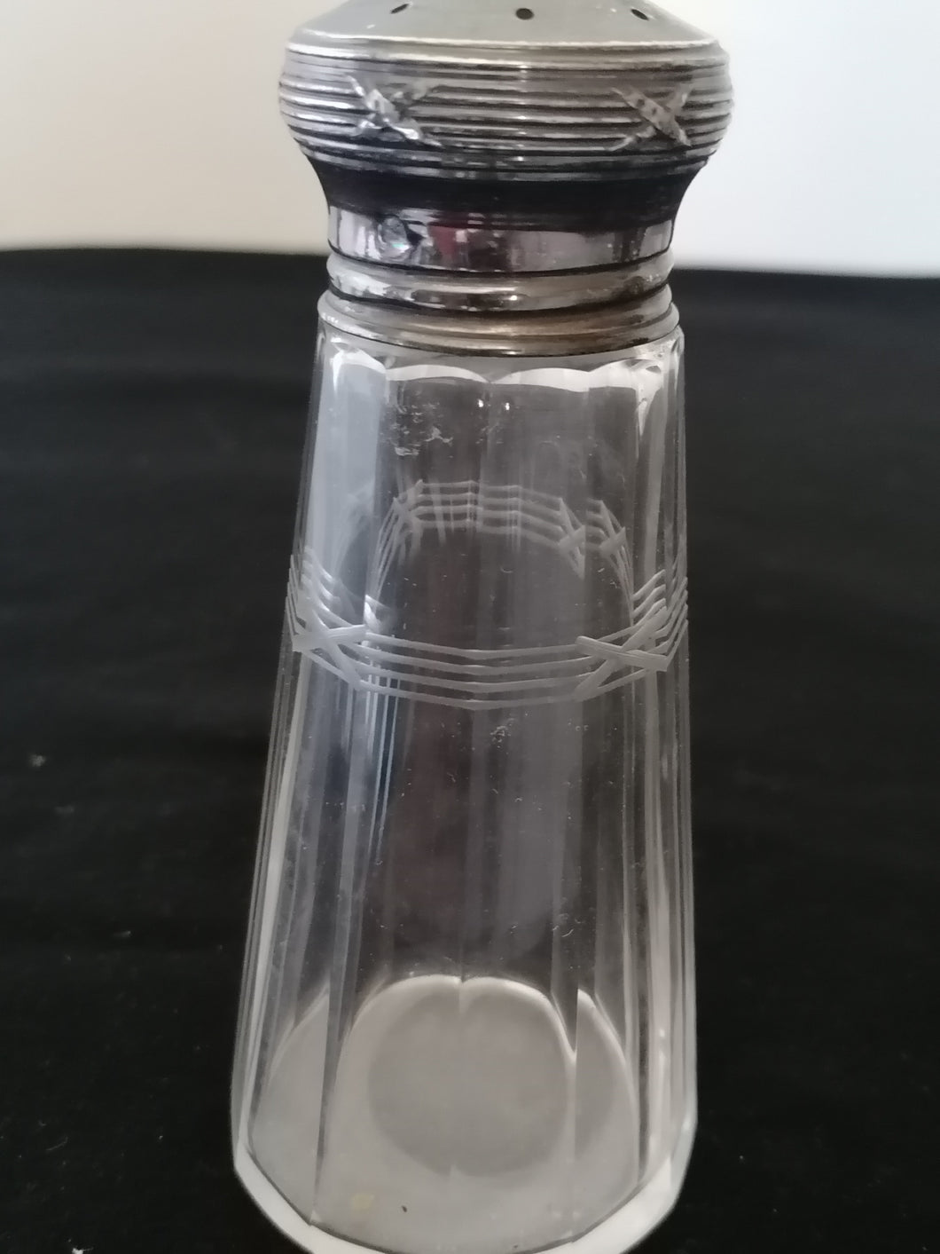 Sucrier en cristal et argent, poinçons minerve. 