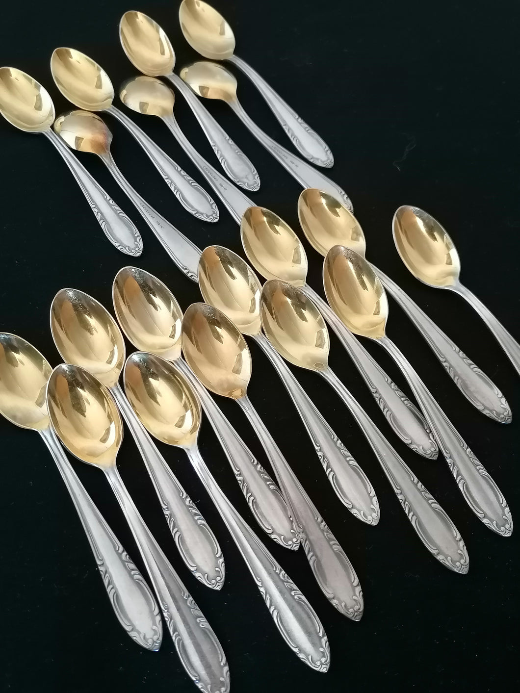 Série de 19 cuillières à café argenté et doré, modèle noblesse. Parfait état.