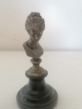 Charger l&#39;image dans la galerie, Buste de Diane en bronze, fin XIXe. Sur socle en marbre. 
