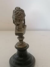 Charger l&#39;image dans la galerie, Buste de Diane en bronze, fin XIXe. Sur socle en marbre. 
