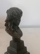 Charger l&#39;image dans la galerie, Petit buste de Ariane en bronze, fin XIXe.
