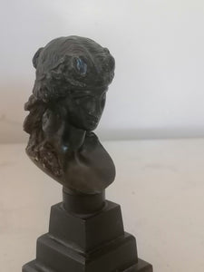 Petit buste de Ariane en bronze, fin XIXe.