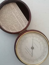 Charger l&#39;image dans la galerie, Baromètre ancien avec son écrin. 
