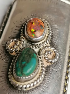 Étui à briquet en argent massif avec opale et pierre verte. 