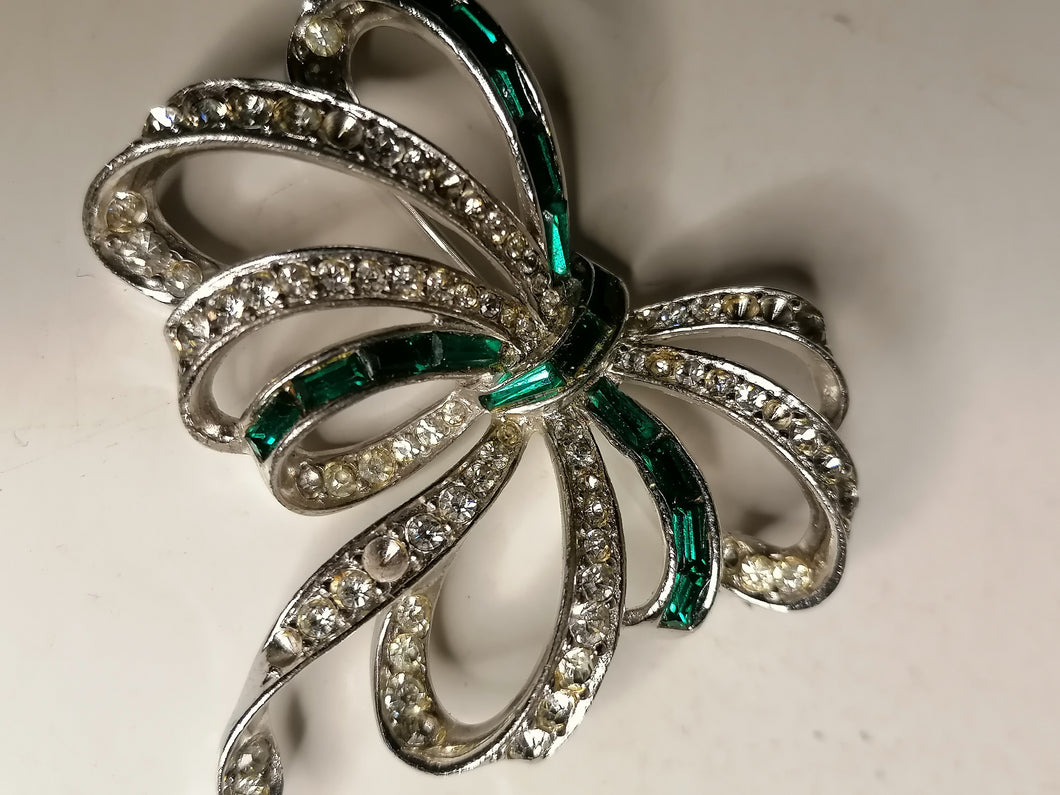 Broche fantaisie avec strass. Quelques manques