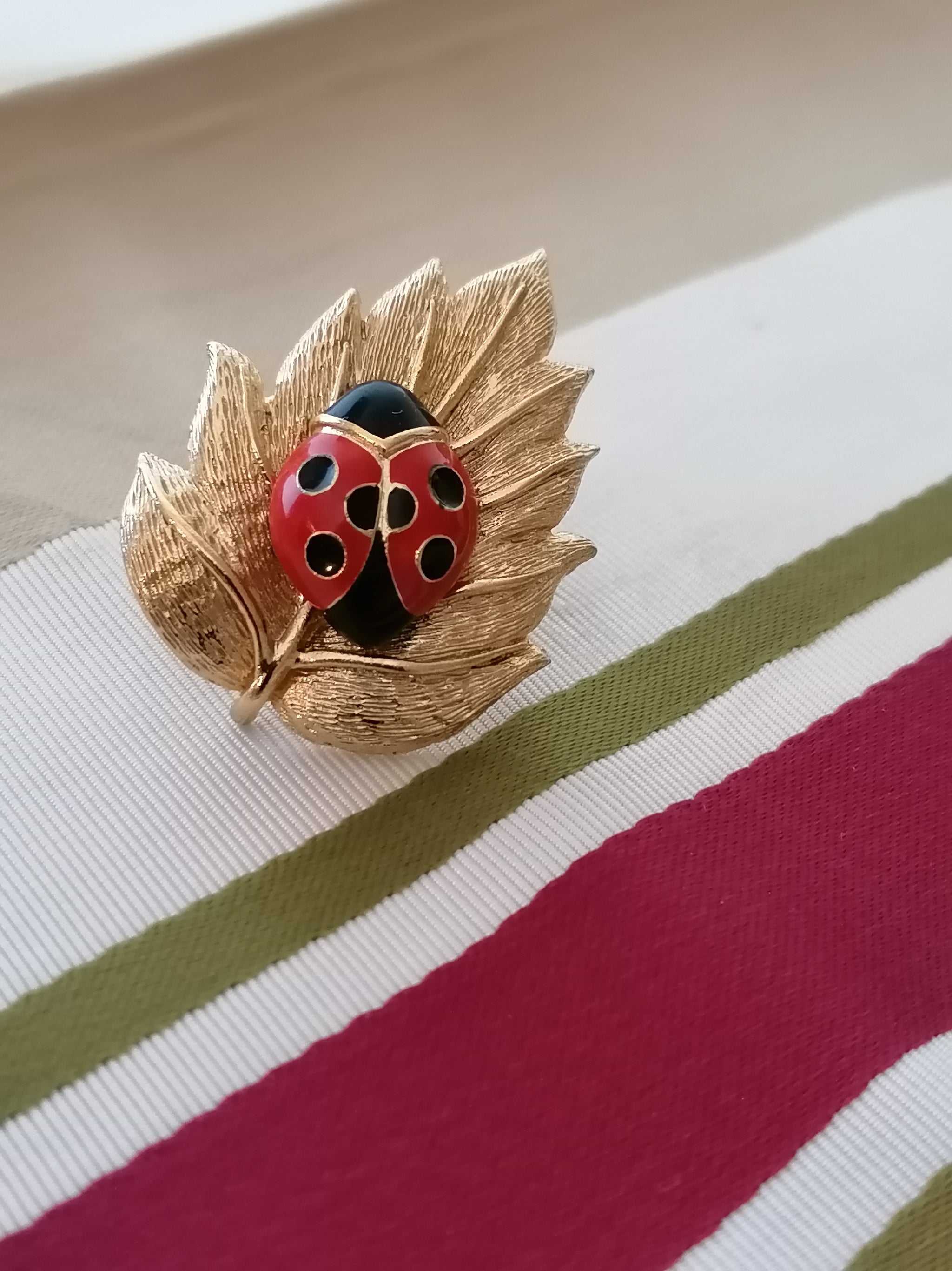 Broche Vintage CARDIN Style Art Déco - Émaillée Noir, Rouge Et Or - Bon État