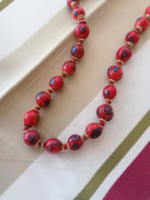 Charger l&#39;image dans la galerie, Verre de Murano, collier de perle rouge fraise Vintage. 
