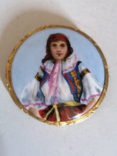 Charger l&#39;image dans la galerie, Médaillon porcelaine peinte, costume traditionnel ukrainien. 
