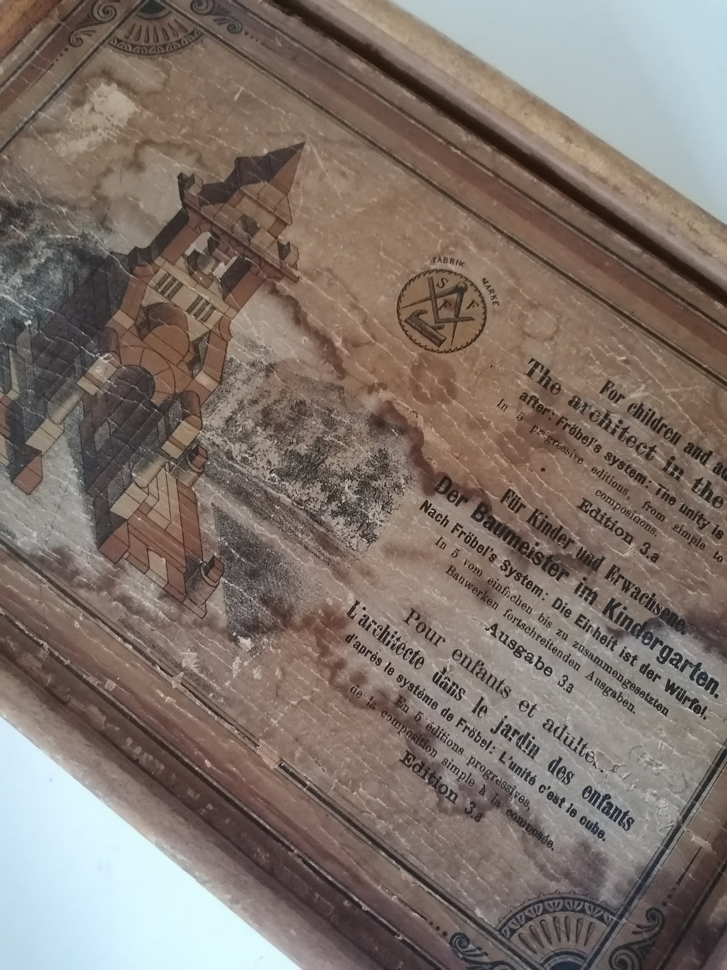 Jouet ancien avec son coffret. Complet