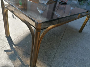 Table basse année 70 laiton doré avec double plateaux en verre fumé