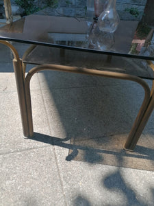 Table basse année 70 laiton doré avec double plateaux en verre fumé