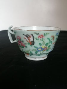 Chine XXème porcelaine peinte de Canton, sur fond celadon.