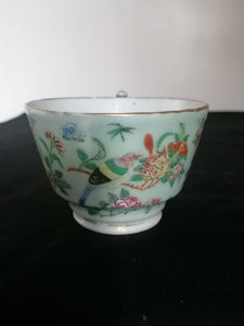 Chine XXème porcelaine peinte de Canton, sur fond celadon.