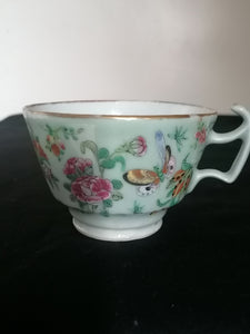 Chine XXème porcelaine peinte de Canton, sur fond celadon.
