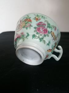 Chine XXème porcelaine peinte de Canton, sur fond celadon.