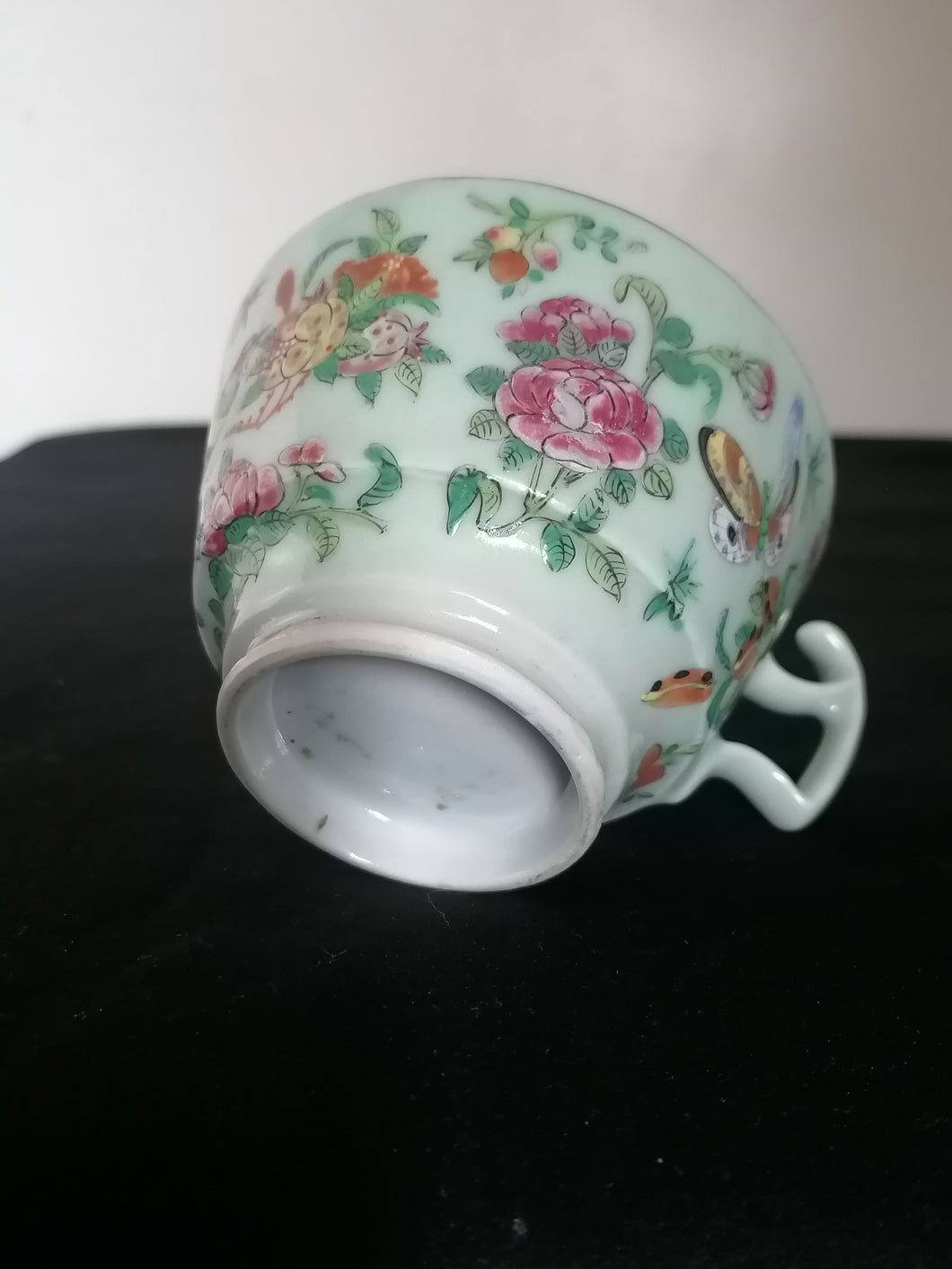 Chine XXème porcelaine peinte de Canton, sur fond celadon.