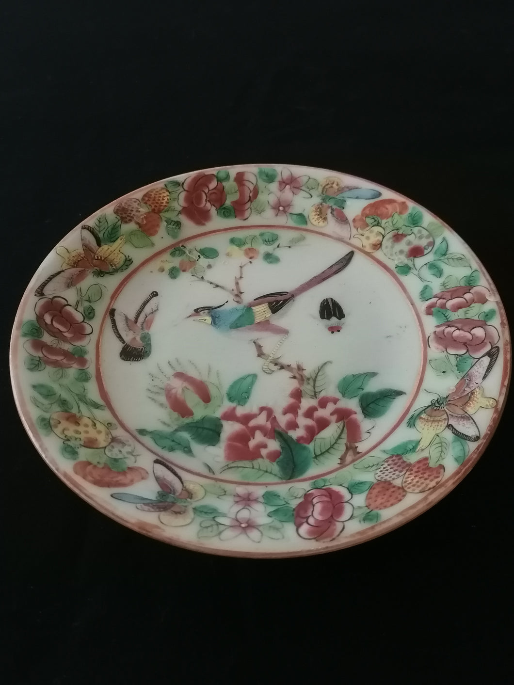 Petite assiète Chine XIXème, canton peint à la main sur fond bleu celadon
