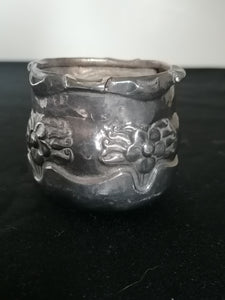 Petite pot en métal argenté repoussé.