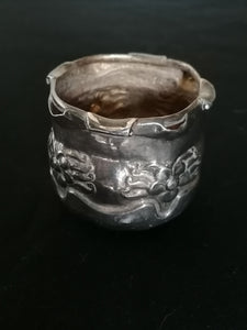 Petite pot en métal argenté repoussé.