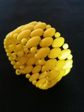Charger l&#39;image dans la galerie, Bracelet vintage perle jaune en verre. 
