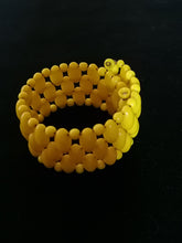 Charger l&#39;image dans la galerie, Bracelet vintage perle jaune en verre. 
