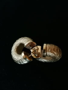 Une ligne Paris boucle d'oreille doré
