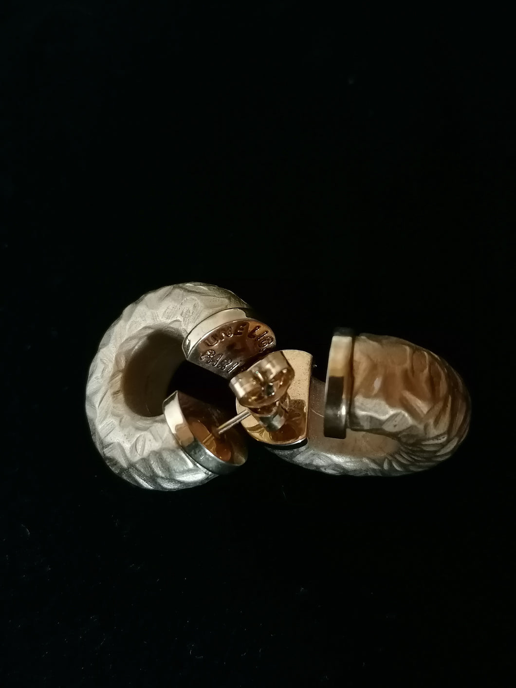 Une ligne Paris boucle d'oreille doré