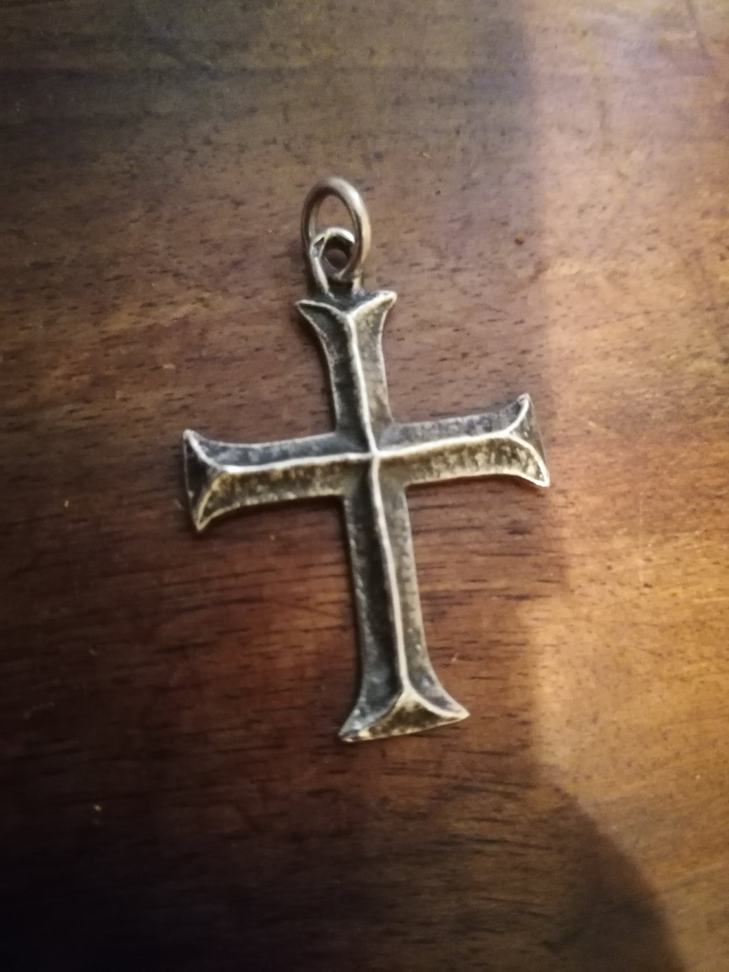 Pendentif croix pentue en argent massif réalisé par Pierre Toulhoat.