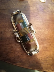 Broche 1930 en argent et marqueterie de pierre semi précieuse.